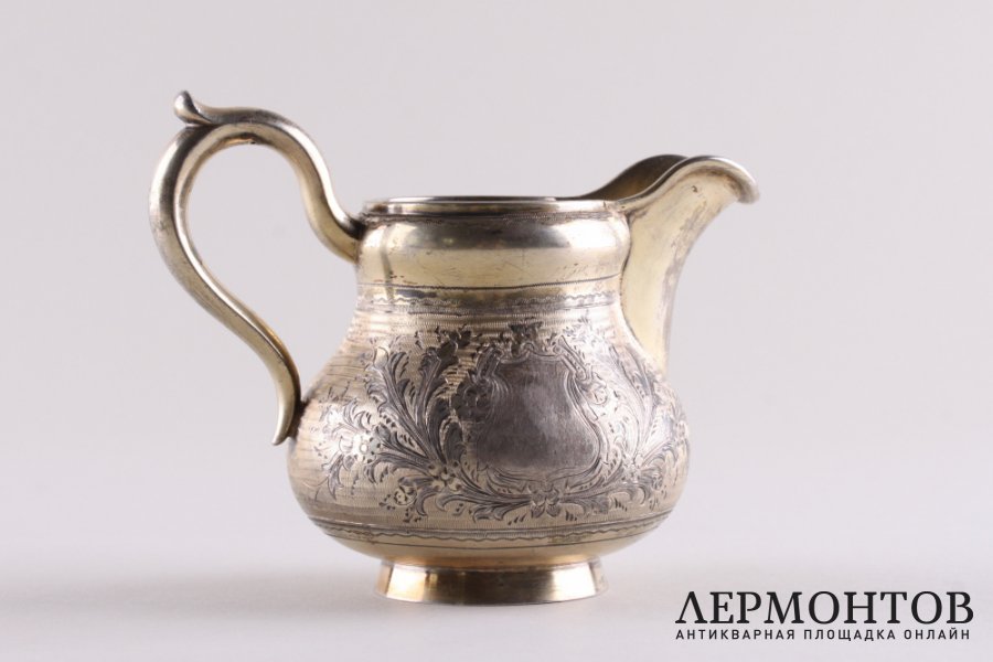 Сливочник в технике гильоше. Серебро 84 пробы, золочение. Россия, 1886 год.