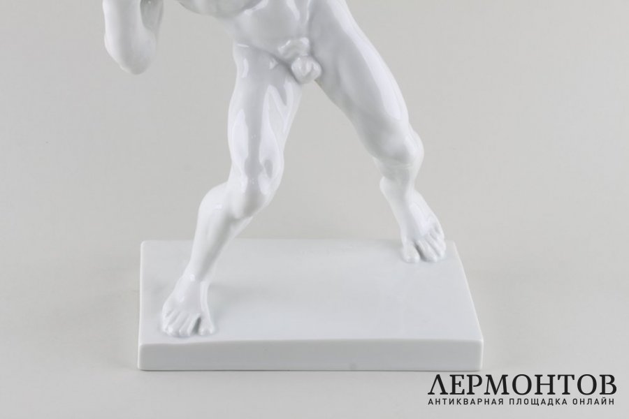 Статуэтка Метатель ядра. Фарфор.  Фабрика Herend, Венгрия, 1950-е годы.