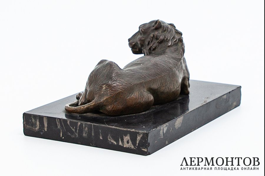Статуэтка Львица кормит львят. Франция, 1 половина 20 века. Бронза, литье. Камень.