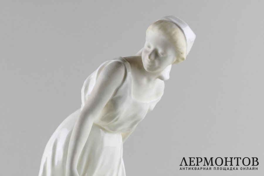 Статуэтка в виде вазы. Фаянс.  Goldscheider, Австрия, авторская подпись, 1905 год.