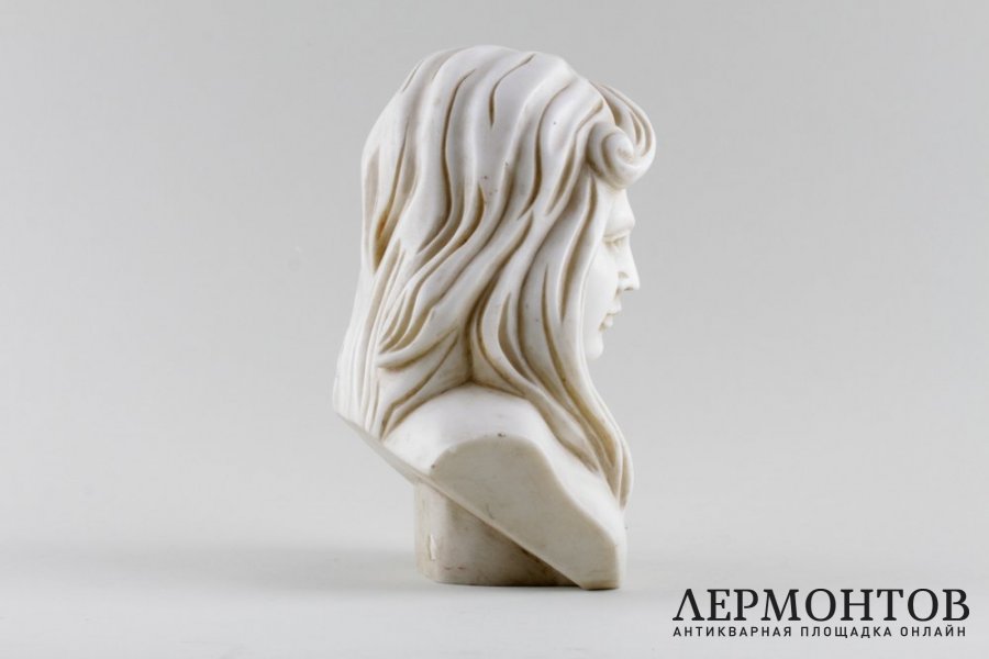 Бюст Девушка. Белый мрамор. Италия, первая половина ХХ века.