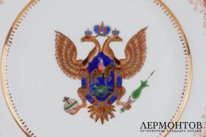 Декоративная тарелка со стилизованным гербом России. Фарфор, роспись. Китай..