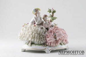 Статуэтка Две Дамы. Фарфор, роспись. Италия. Каподимонте. XXв.