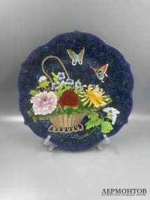 Настенное блюдо с корзиной цветов и бабочками. Перегородчатая эмаль, Китай, 2-я половина 20 века