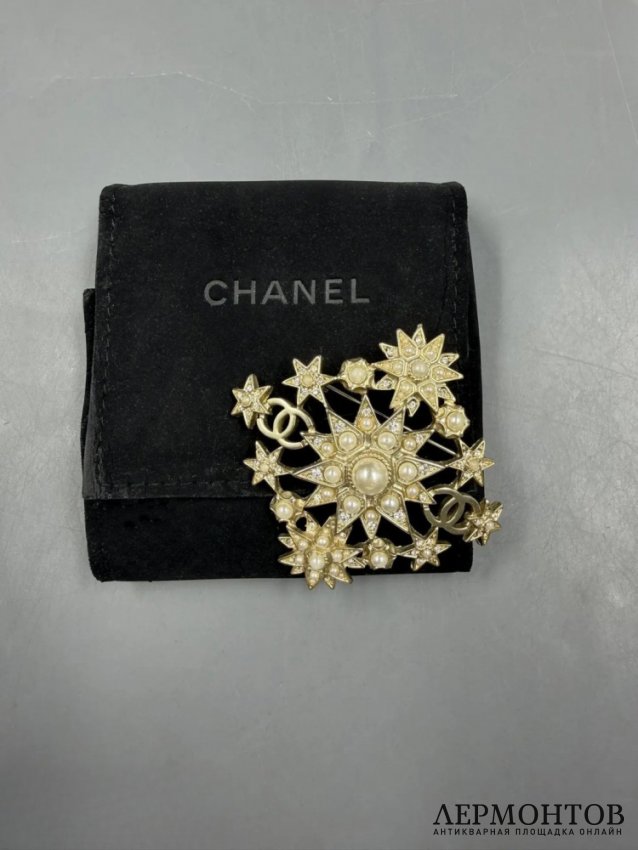 Брошь-звезда с жемчугом и кристаллами. Ювелирный сплав, Chanel, Италия, 2015 год