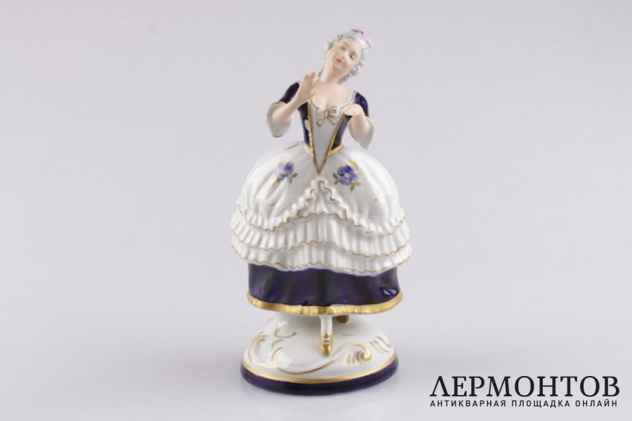 Статуэтка. Танцующая девушка. Фарфор, роспись. Royal Dux Bohemia, XX век.