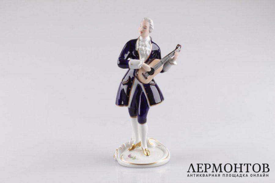 Статуэтка. Юноша с гитарой. Фарфор, роспись. Royal Dux Bohemia, XX век.