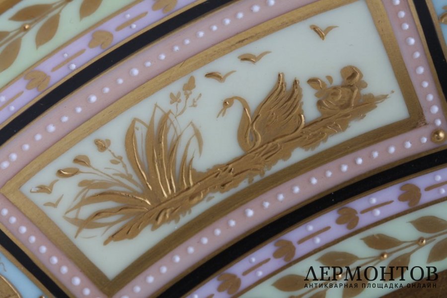 Тарелка Девушка и амур. Фарфор.  Фабрика Royal Vienna, доп. клеймо Meissen, к. XIX в 