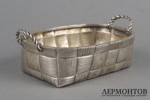 Туесок. Россия,1892 г., мастер ВИ. Серебро 84 пробы, литье, чеканка.