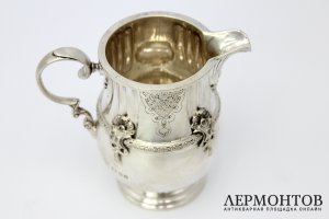 Молочник в стиле историзм. Серебро. Англия, Wilson and Gill, 1928.