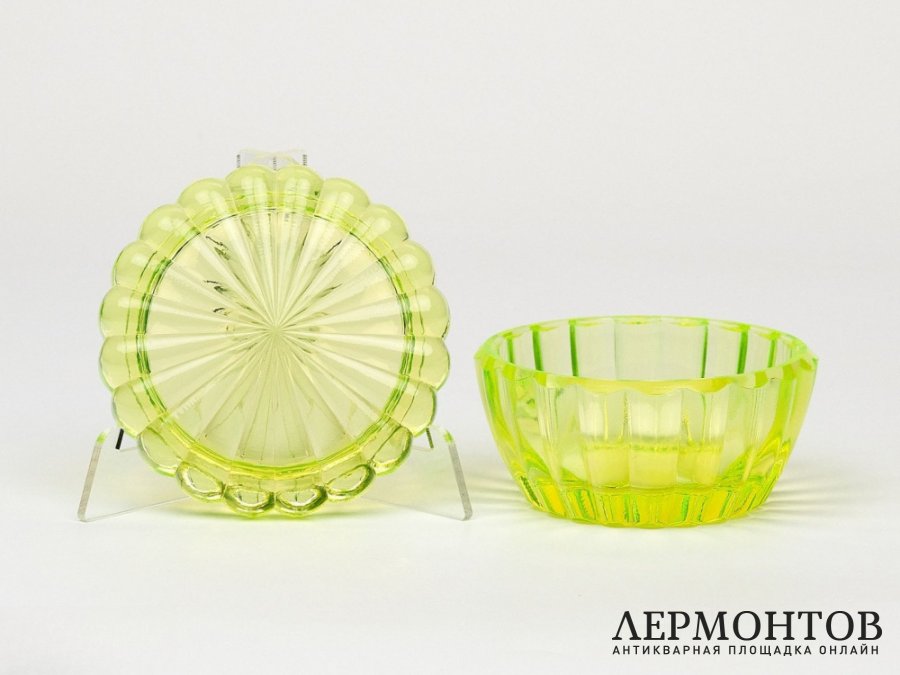 Шкатулка «Лимон». Урановое стекло, Чехия