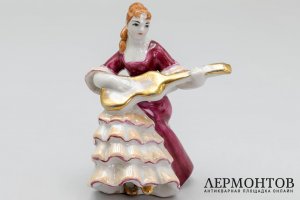 Статуэтка Бесприданница. СССР, Дулево, Н. Малышева, 1970е гг. Фарфор, роспись.