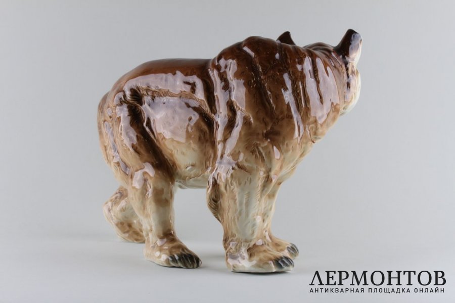 Статуэтка. Бурый медведь. Фарфор. Royal Dux, Чехословакия. c. 1959 год.