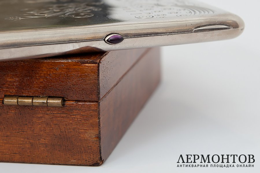 Портсигар в коробке. Серебро 84. Россия, Москва. 1908-1917 гг. Серебряное заведение Монъ.