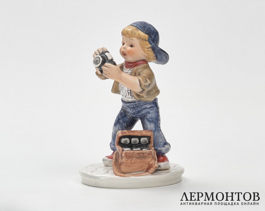 Статуэтка «Юный фотограф». Фарфор, Goebel, Германия, 1979–1990 годы