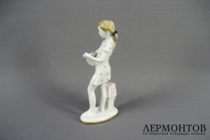 Юная помощница. Фарфор. СССР, ЛФЗ, Г. С. Столбова. 50-е-60-е годы ХХ века.