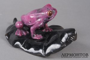 Камнерезная фигура Лягушка, сидящая на листке. Западная Европа, 2 пол. 20 в.