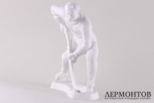 Статуэтка Хоккеист. Чехия, мануфактура Royal Dux, 2000-е гг. 