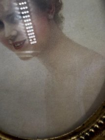 Миниатюра «Портрет девушки» в овальной раме. Олеография, дерево, позолота, 1900–1915