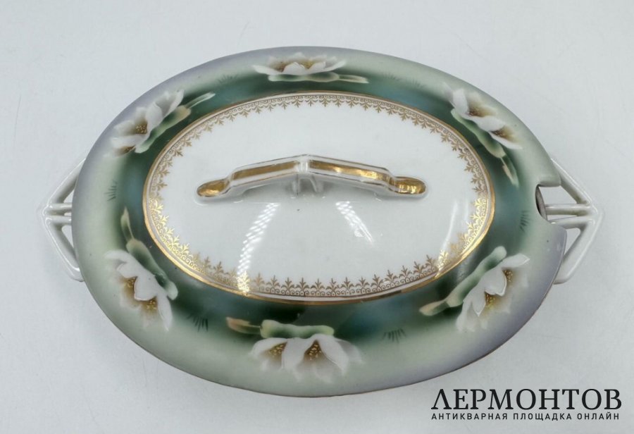 Соусник с крышкой Кувшинка. Россия, М. Кузнецов, 1900-е гг. Фарфор, роспись.