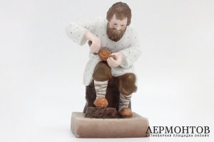Скульптура Мужик, плетущий лапти. Бисквит, роспись. Россия, Гарднер, 1870-80е гг.
