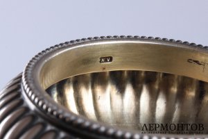 Таблетница с монетой. А. Невалайнен. Фаберже. Серебро 88, эмаль. Российская империя