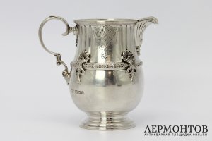 Молочник в стиле историзм. Серебро. Англия, Wilson and Gill, 1928.