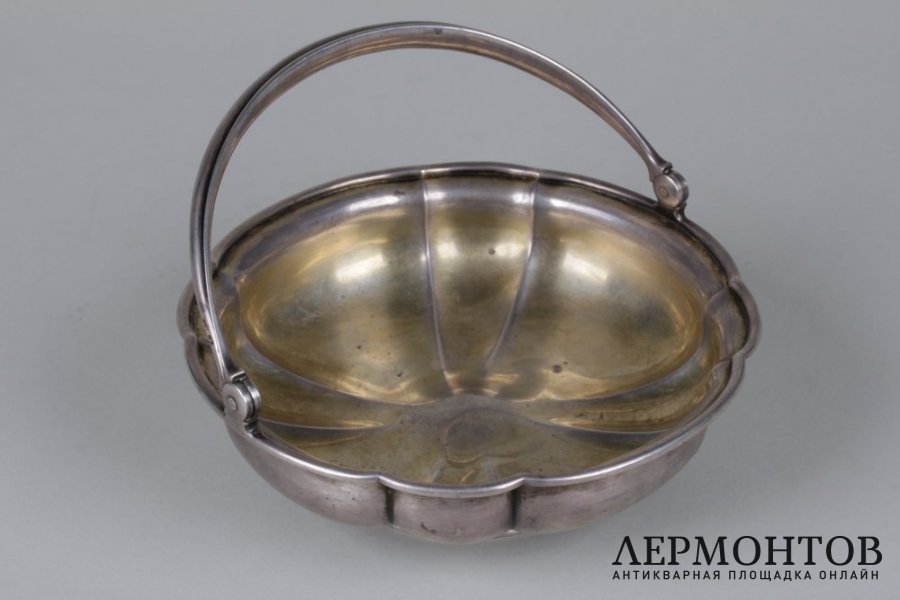 Вазочка с ручкой. Российская империя,  фирма И. Сазикова, 1863 год. Серебро 84. 