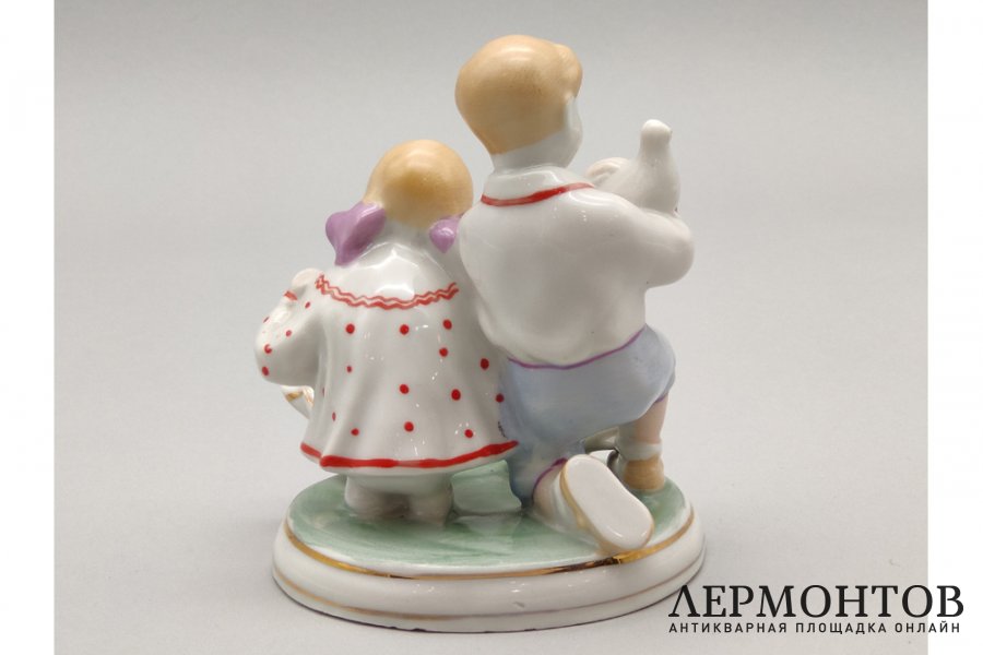 Статуэтка Дети с голубями. Фарфор, роспись. СССР, Полонне ЗХК, 1956-72