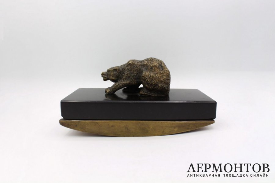 Промокашка из письменного набора Медведь. Россия, 19 век. Бронза, сланец.