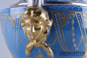 Ваза в стиле Второго Ампира с изображением попугайчиков в резервах. Австрия.