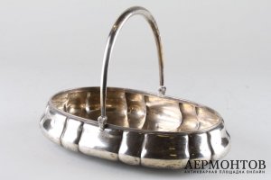 Сухарница с ручкой в классическом стиле. Серебро 84 пробы. Россия, 1875 год.