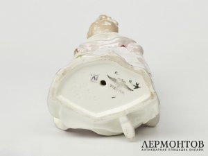 Статуэтка «Девушка бидермейер, смотрит налево». Goldscheider, Австрия, 1904–1905 годы