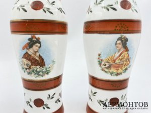 Вазы Гейши. Япония, нач. 20 века. Молочное стекло, деколь.