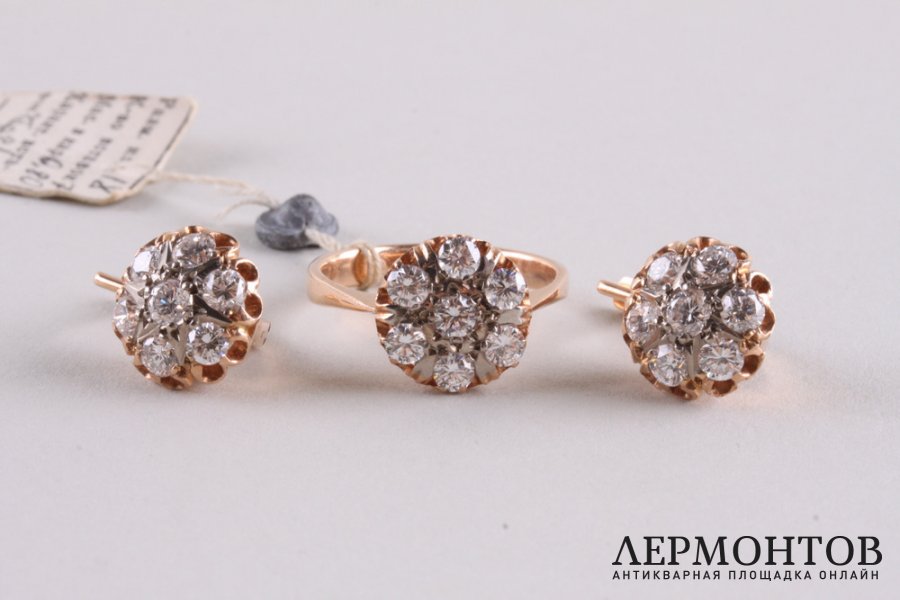 Набор из кольца и серег формы малинка с бриллиантами ок. 4 ct. Золото. СССР, 1975.