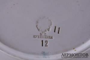Тарелка Фиолетовый цветок. Россия. Завод Кузнецова. Фаянс, роспись.