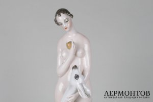 Скульптура Обнаженная девушка с ланью. Зап. Европа, 1 пол.20 в. Фарфор, роспись.