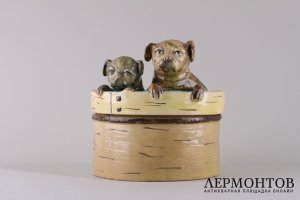 Масленка в виде берестяного туеска с мопсами. СССР, Конаково, 2 треть 20 в. Фаянс.