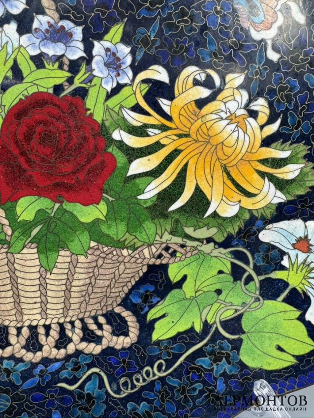 Настенное блюдо с корзиной цветов и бабочками. Перегородчатая эмаль, Китай, 2-я половина 20 века