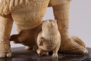 Окимоно Охотник и кошки. Кость. Япония, XIX век.