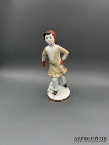 Статуэтка «На катке». Фарфор, роспись, ЛФЗ, скульптор С. Велихова, СССР, 1950-е годы