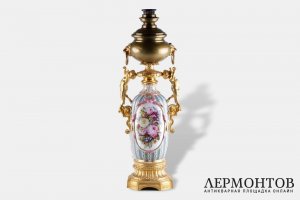 Лампа с фигурками сатиров и живописными рисунками в резервах. Фарфор. Россия, ИФЗ.