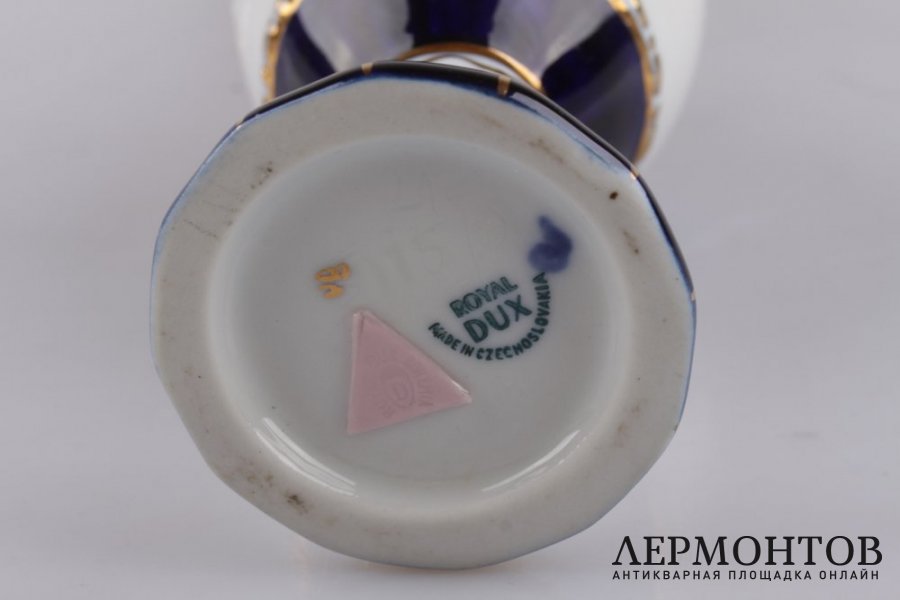 Статуэтка. Амфора с одной ручкой. Фарфор, роспись. Royal Dux Bohemia, XX век.