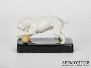 Статуэтка «Собака с мячом». Фарфор, Германия, 1920 год