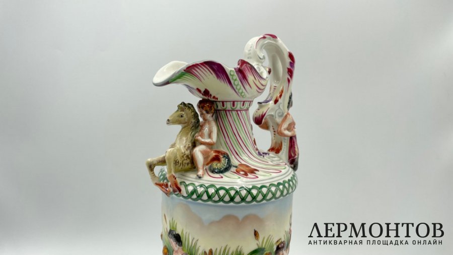 Декоративный кувшин со скульптурным декором. Италия, Каподимонте, 1970-1980-е гг.