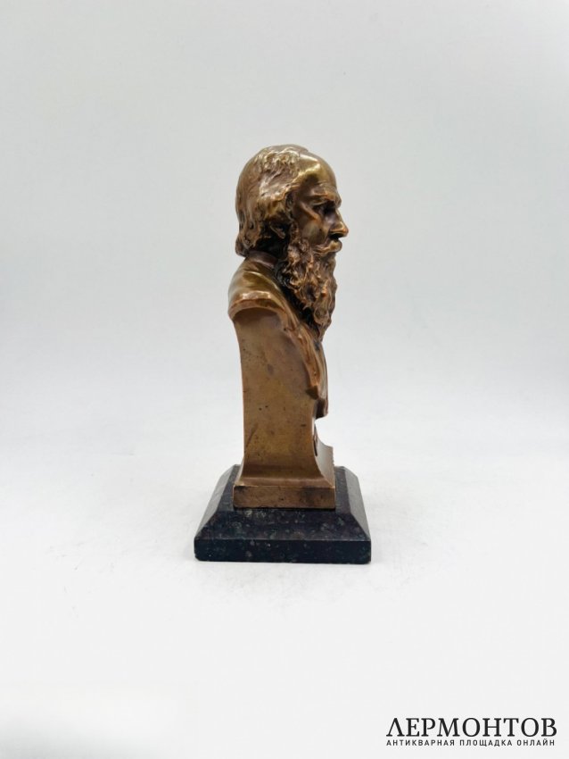Бюст Л. Н. Толстого. Омеднённый сплав, камень, Россия, 1911–1915 годы