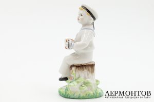 Статуэтка Морячок с гармошкой. СССР, ЛФЗ, автор Г. Столбова, 1970-1986 гг. Фарфор.