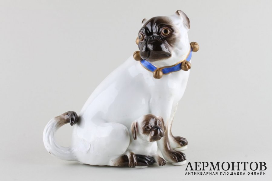 Мопс с щенком. Фарфор, роспись. Германия, Мейсен, XIX в. Модель Иоганна Кендлера.