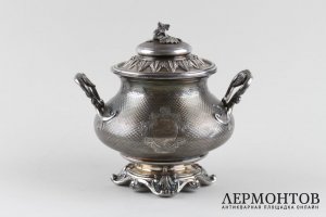 Сахарница в стиле ампир. Серебро 950, гильоше, патина. Франция, XIX век.
