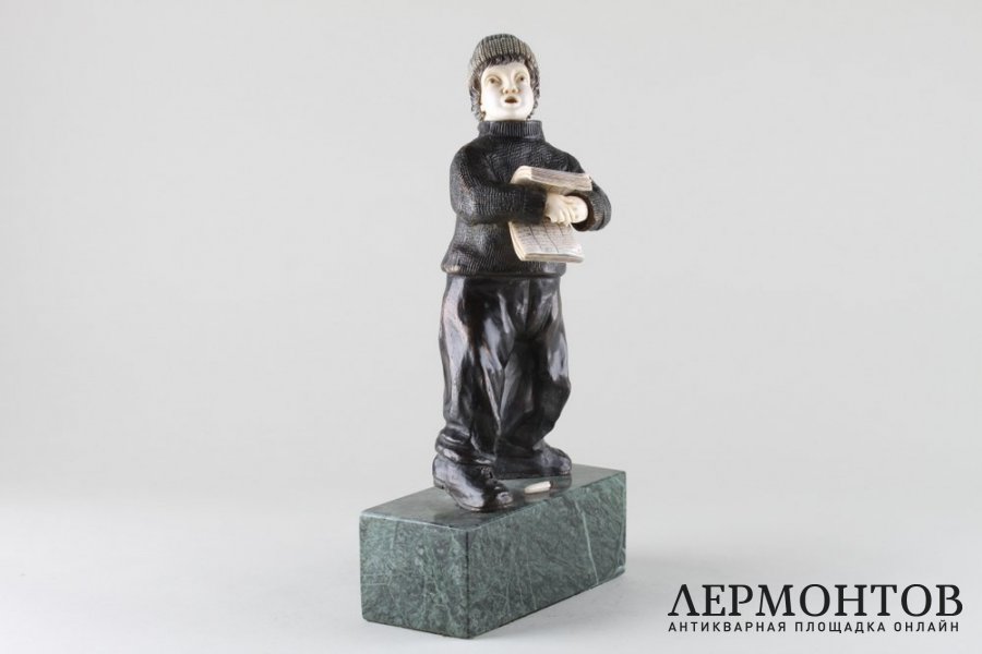 Скульптура Продавец газет. Западная Европа, 1920-1930-е гг. Бронза, кость.